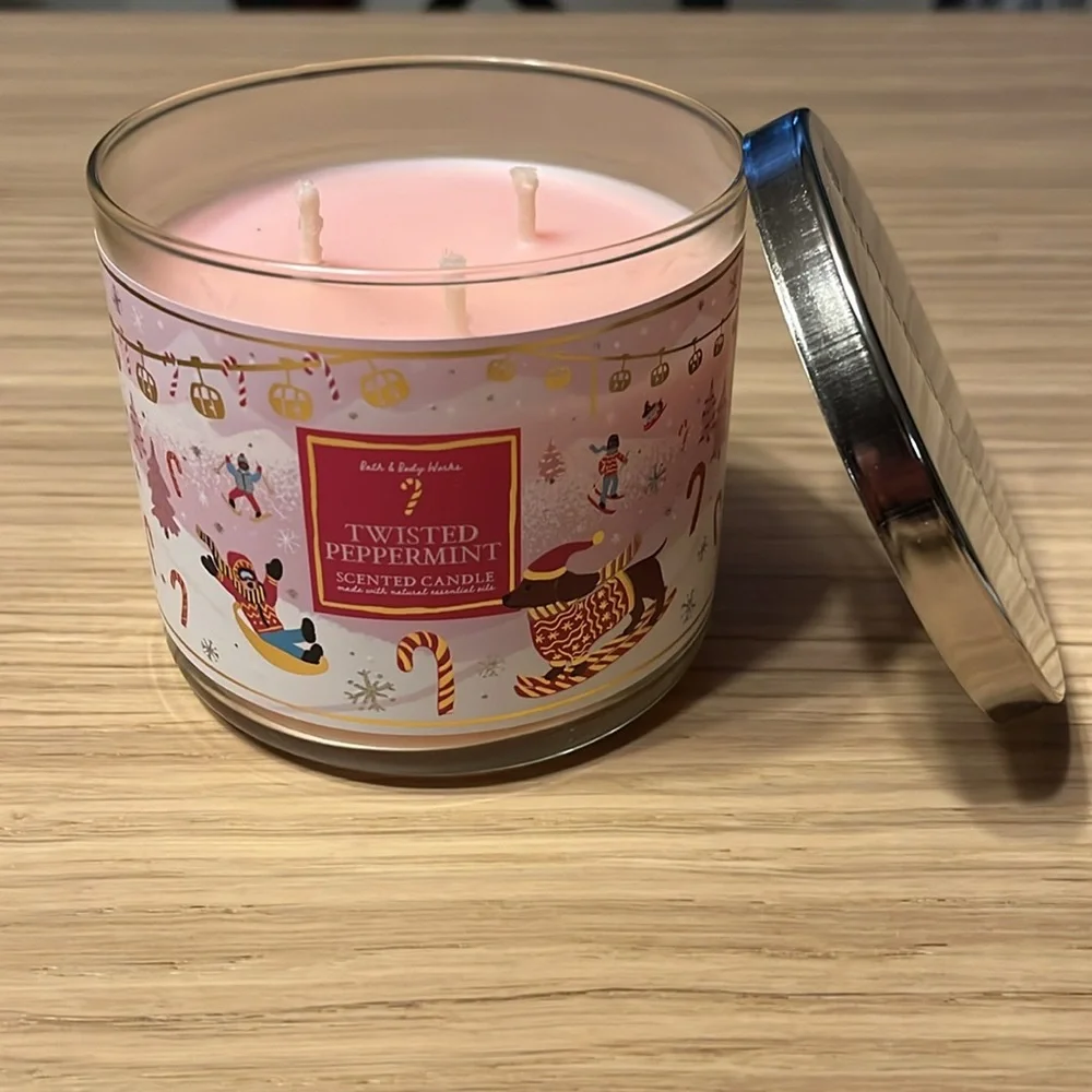 Bath & Body Works 3 Wick Candle. Twisted Peppermint.